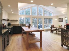 Woodland Hills Modern Cottage Minutes from Downtown Great Barrington, hotell sihtkohas Great Barrington
