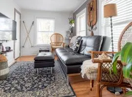 Bohemian Penthouse - 1min Walk Restaurants + Shops