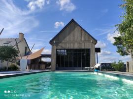 La Cabane Bois des Roses, hotel with parking in Les Rosiers-sur-Loire