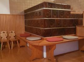 Miklavževa hiša with a bread oven, hotel bajet di Železniki