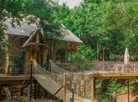 Hobbit Treehouse with waterfall on the Brazos River! 350 acres! Tubing! Petting zoo!, seoska kuća u gradu Vederford