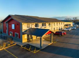 Hilltop Inn & Suites, hotel with parking in Grove
