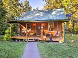 Pet-Friendly Cosby Log Cabin with Backyard and Porch!, casa en Cosby