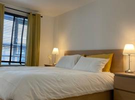그레이스 서록 인투 레이크사이드 쇼핑센터 근처 호텔 Large Bed in a luxuriously furnished Guests-Only home, Own Bathroom, Free WiFi, West Thurrock