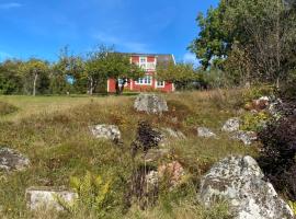 Naturnära hus utanför Reftele närhet till Isaberg och High Chaparral، فندق في Reftele