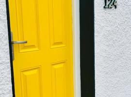 The Yellow Door, хотел в Касълайлънд
