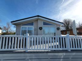 Idyllic Lakeview Lodge, hotell i Chichester