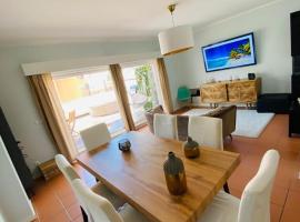 Cabedelo BEACH LOFT, quartos em apartamento compartilhado a 5 minutos da praia, готель з парковкою у місті Darque