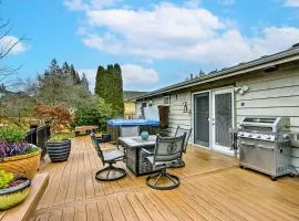 Lynnwood Home Private Hot Tub, Fire Table and Grill