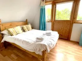 Spacious Primrose Lodge for 6 with Hot Tub at a Spa Resort