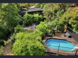 Resort-style 4 bdrm home w pool, spa & billiards!، فيلا في Warrandyte