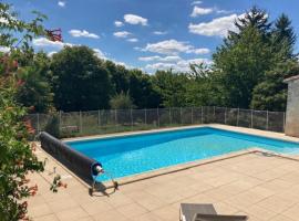 Gîte familial avec piscine, jardin clos, équipements bébé, animaux acceptés, Chadurie - FR-1-653-61, hotel v destinaci Chadurie