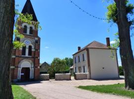 Gîte paisible face à l'église, idéal pour familles et amis, équipé tout confort, près de la nature - FR-1-489-416, ξενοδοχείο σε Fourilles