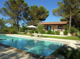 Villa with large pool unique view, hotell i Saint-Siffret