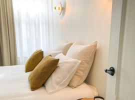 La Porte Rouge - The Red Door