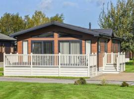 Hideaway Escape Lodge with Hot Tub, hotel with parking in Malton