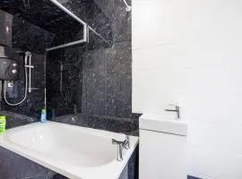 HeadsonBed- Croydon 4Bedrooms with Parking for the Larger groups