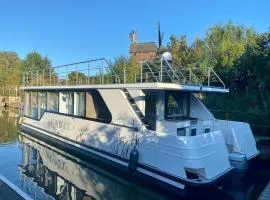 Lieblingsplatz Parey - schwimmendes Hausboot