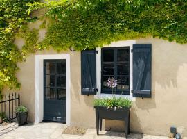 GÎte des Ruches - Peaceful & Homely with shared pool, pet-friendly hotel in Chives