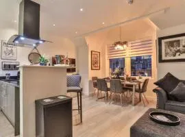 The Hepburn - Top Floor - Luxury for up to 6 guests near Open Air Theatre and North Bay