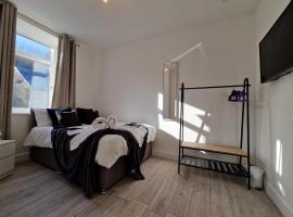 Flat 3. Modern one bed apartment, Tynte Hotel, Mountain Ash – obiekty na wynajem sezonowy w mieście Trehafod