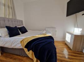 Flat 5. Modern studio apartment, Tynte Hotel, Mountain Ash, lejlighed i Quakers Yard