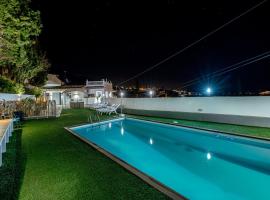 797 HOLIDAY RENTALS- VILLA PERTUCH- Increible villa con vista y piscina, hotelli Fuengirolassa