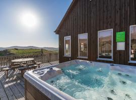 Stags View with Hot Tub, sumarhús í Blairgowrie