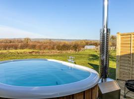 Kingston Black, Apple Tree Glamping, Nr Wells, khách sạn có bồn jacuzzi ở Wells