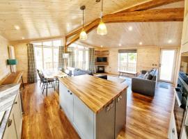 Skyline Lodge Loch Lomond Castle Lodges, holiday rental in Balloch