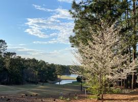 Golf Front SFH, 3 BR, 2 BA, 4 beds, sleep 6 on Pinehurst #6, hotel en Pinehurst