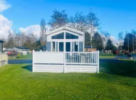 The Hideaway Lodge with Hot Tub