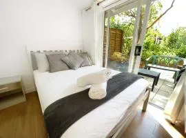 Luxurious House near Excel- Air Conditioning, 9 Beds, 2 Baths, Garden, fast WiFi