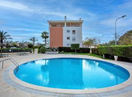 Luxury Apartment with Pool, πολυτελές ξενοδοχείο σε Αλμπουφέιρα