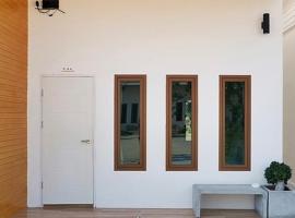 Hey Sunday Home, parkimisega hotell sihtkohas Ban Mit Mongkhon