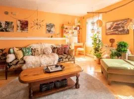 Postmodern Penthouse 1 Min Walk Dining and Shops