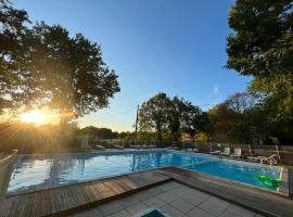 4-Gîte 4 personnes avec piscine, family hotel in Saint-Aubin-de-Nabirat