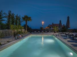 Piccola Villa Adriatic, with heated swimming pool, Opatija, cabaña o casa de campo en Ičići