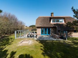 Villa met grote tuin in de duinen nabij het strand, hotell i Buren