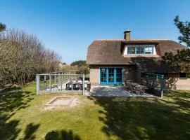 Villa met grote tuin in de duinen nabij het strand、ブーレンのコテージ