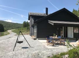 Grand and modern cabin, hotell i Sogndal