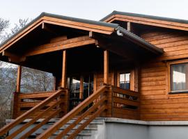 Riverside Forest Retreat-Chalet, chalet i Karpenision