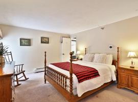 The Birch Ridge- Colonial Maple Room #1 - Queen Suite in Renovated Killington Lodge home, hotel em Killington