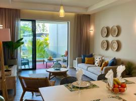 Tropical beachfront apartment, hotell i Belle Mare
