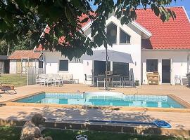 Lovely Home In Brantevik With House Sea View, hotel sa Brantevik