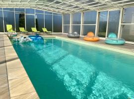 Piscine chauffée Villa mouettes de Loire, nhà nghỉ dưỡng ở Maslives