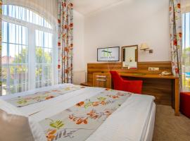 Hotel Kiss، فندق في تاتا