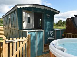 Riverview Lodges And Glamping, hotel with parking in Welshpool