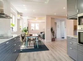20 min from BCN- Charming house w/ pool & BBQ area