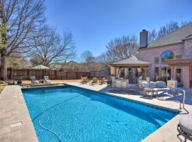 Spacious Luxury Home on 1 Acre and Pond!, hotel sa Flower Mound